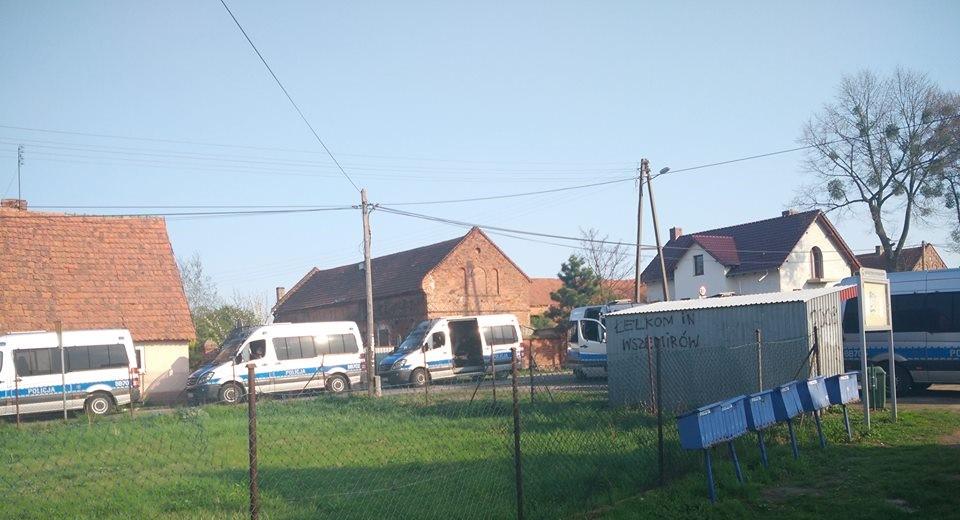 Uwaga | Ważne | Ranił nożem dwie osoby. Trwają poszukiwania...