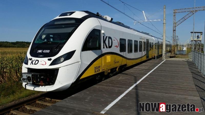 Tragiczny wypadek. Pociąg uderzył w radiowóz. Ruch na trasie Wrocław - Poznań jest wstrzymany