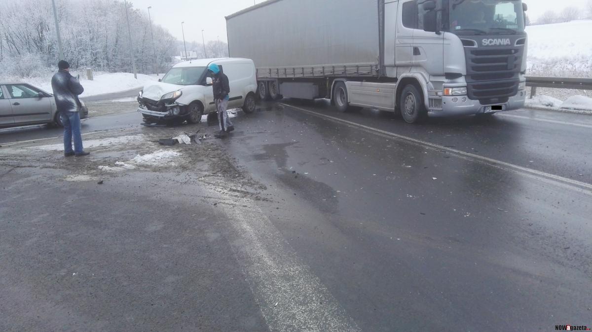 Uwaga! Wypadek na obwodnicy Trzebnicy.