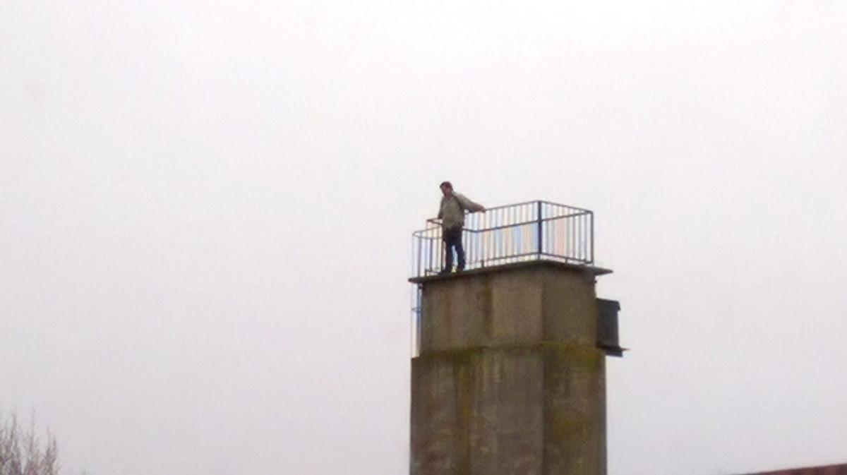 Desperat chciał skoczyć z komina [FILM]