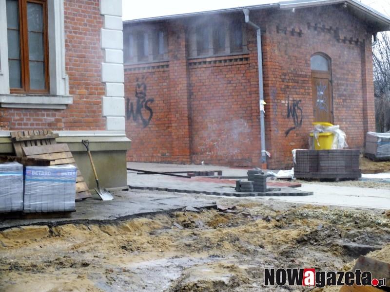 Wymieniają nawierzchnię na dworcu