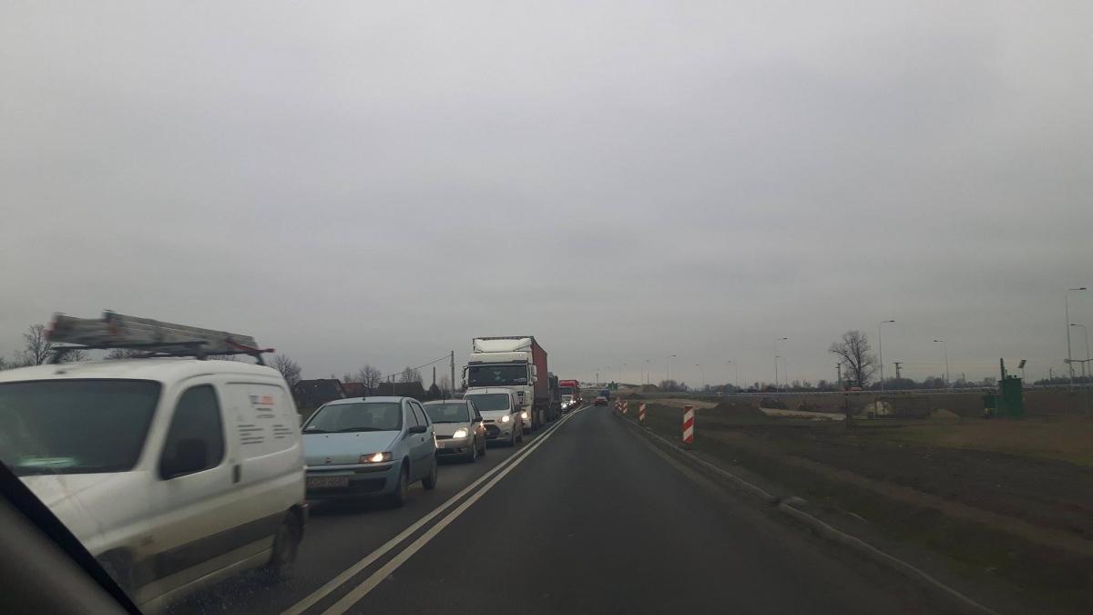 Duży korek pomiędzy Żmigrodem a Korzeńskiem