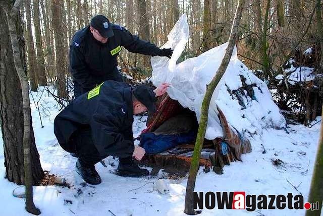 Na dworze jest bardzo mroźnie. Zwróć uwagę na bezdomnych
