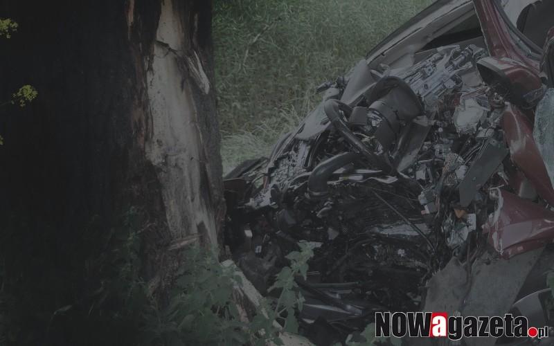 Jego auto roztrzaskało się na drzewie