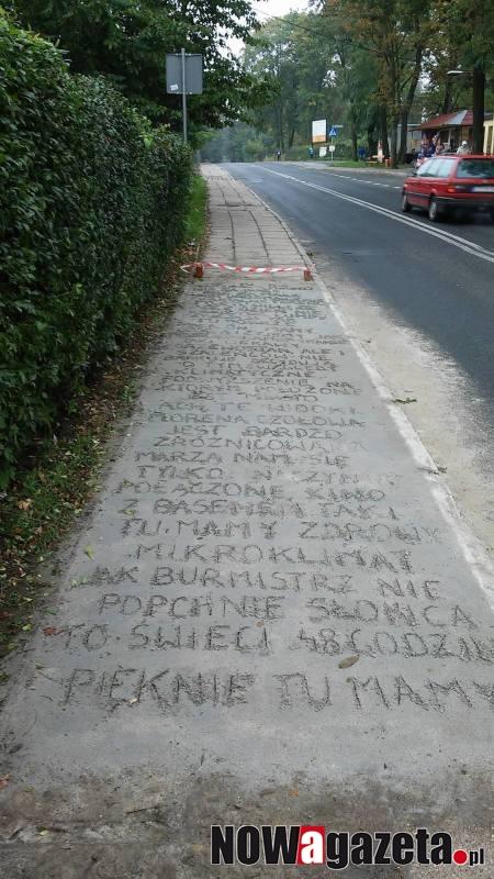 Kto pobazgrał po chodniku?