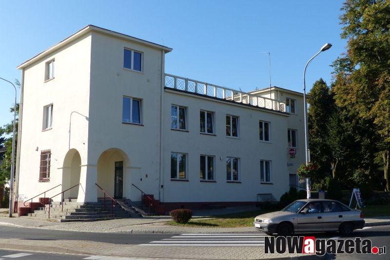Dom Towarowy maluje się w jasnych kolorach