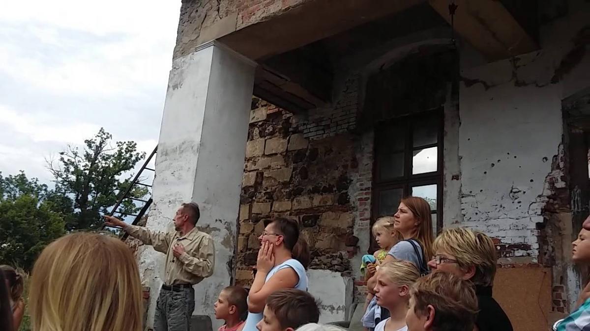 Tłumy chciały zobaczyć ruiny zamku w Urazie [FILM]