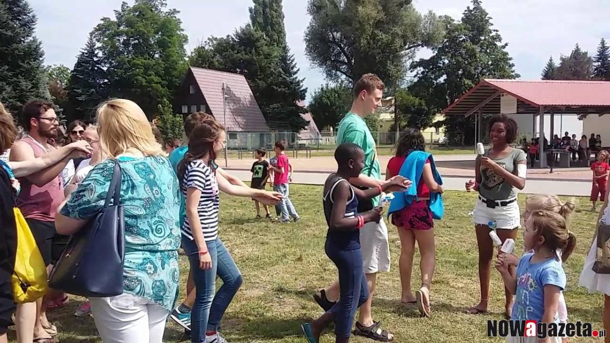 Brave Kids bawiły się z oborniczanami i tańczyły... poloneza (FILM)