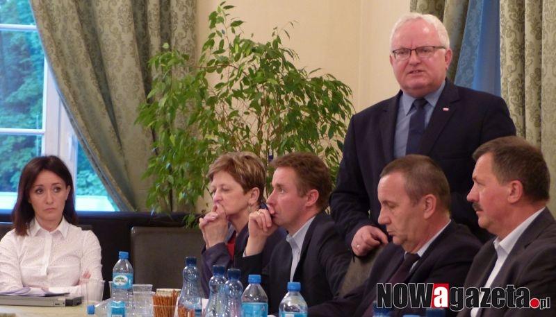 Miliony na pensje dla kolesi?