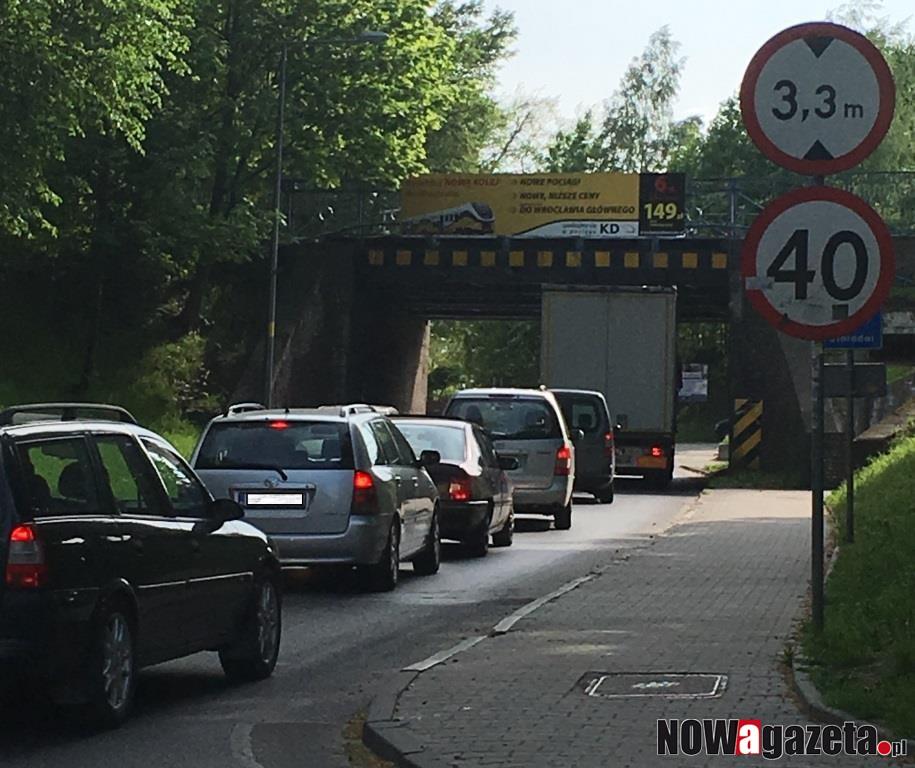 Uwaga. Kolejny tir utknął pod wiaduktem w Trzebnicy