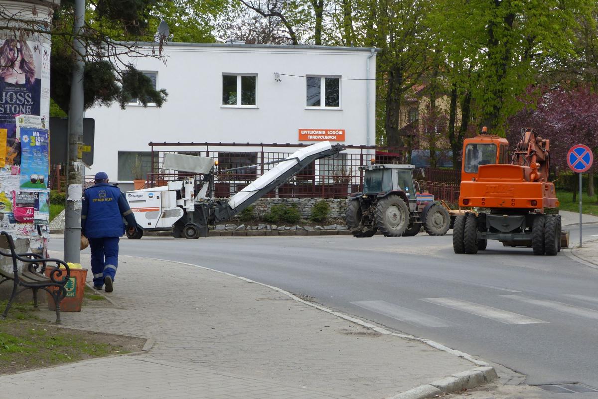 Naprawiają nową drogę