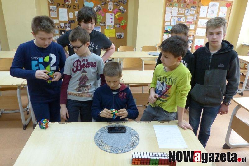 Ułożyć kostkę Rubika w kilka sekund
