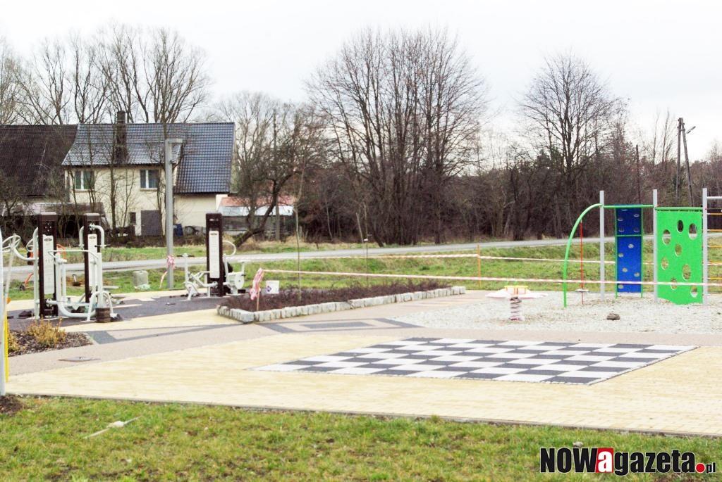 Plac zabaw, szachownica i siłownia dla mieszkańców