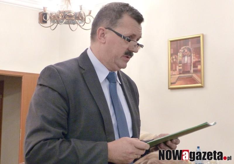 Kto gminę zadłużył, a kto podnosi podatki