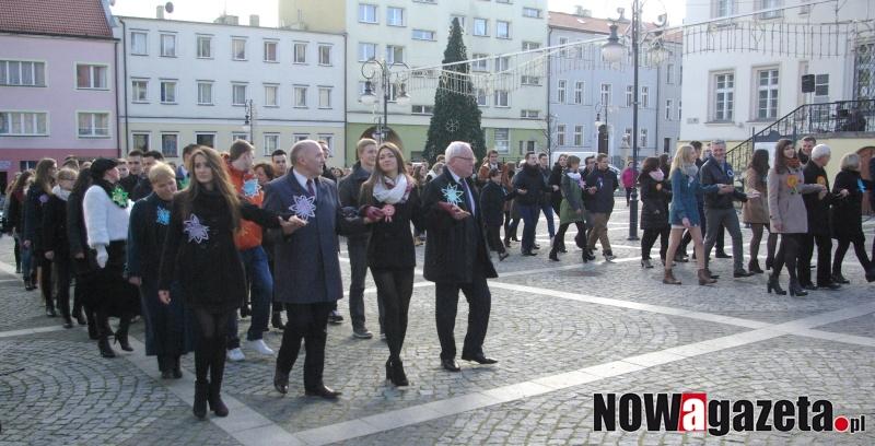 Zatańczyli poloneza na rynku w Trzebnicy