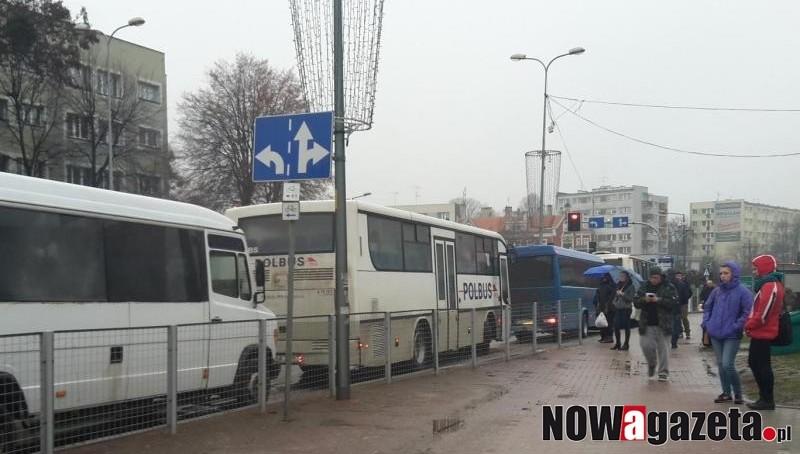 Pasażerowie marzną i mokną czekając na autobusy