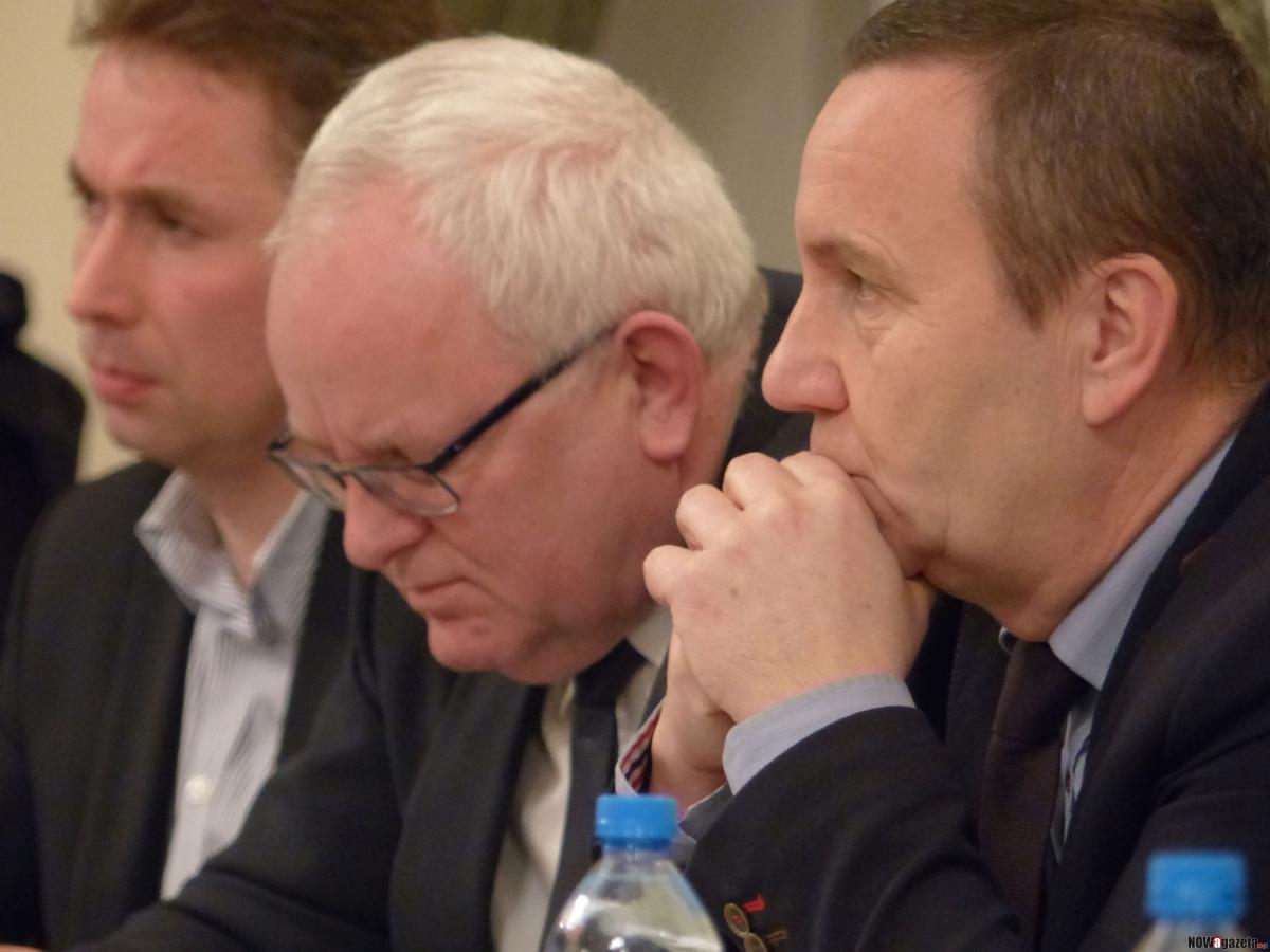 Dyrektor bez kwalifikacji, potajemne przekazanie działki i list burmistrza do wojewody