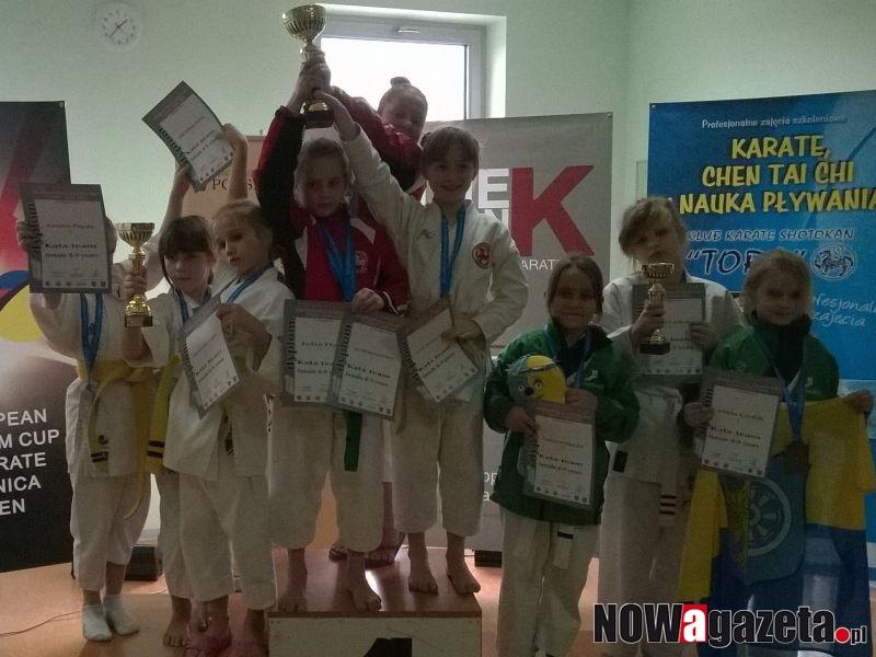 Worek medali dla młodych karateków z Kryniczna