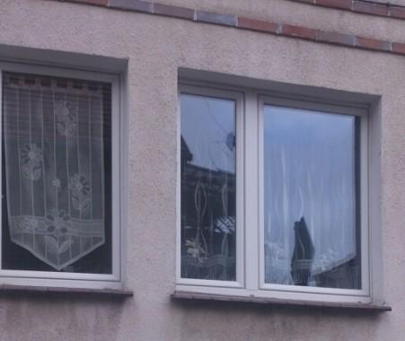 Policja i prokuratura w Strzelinie zbadają, kto wybił okno trzebnickiemu staroście