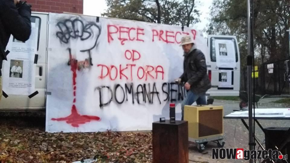 Happening w obronie doktora pod trzebnickim szpitalem