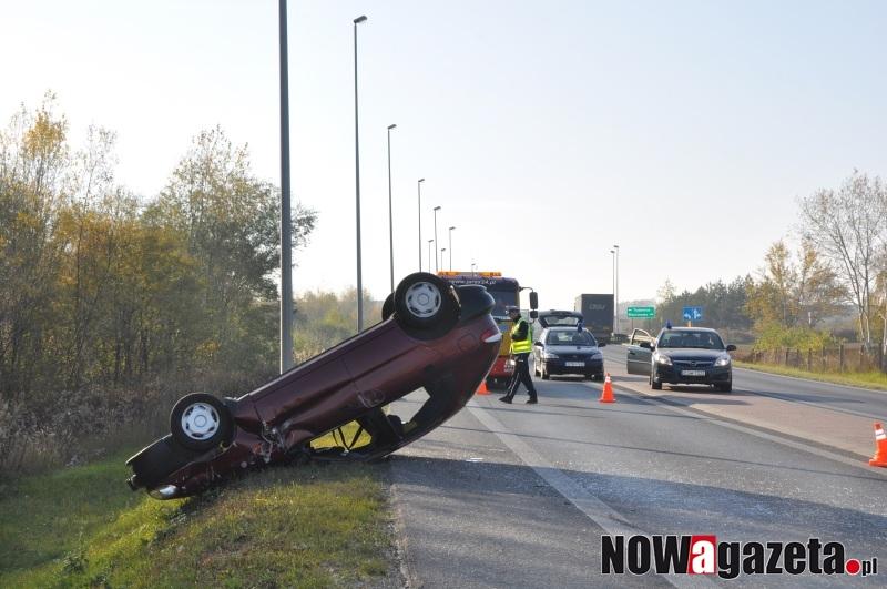 Zahaczył o tira, odbił się i dachował