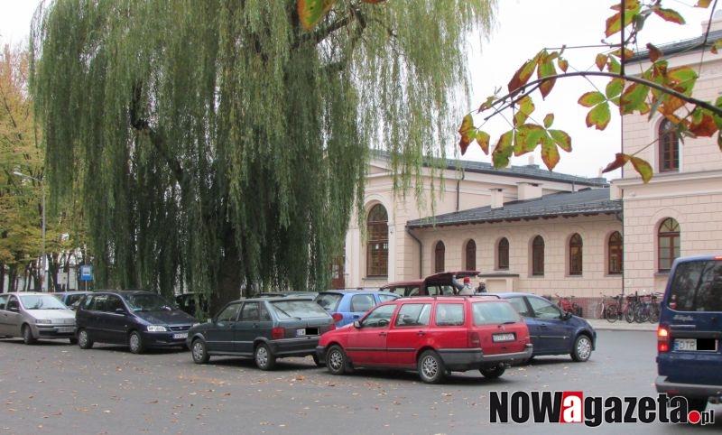 Rondo z parkingiem na środku