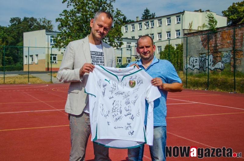 Koszulka z podpisami piłkarzy - aukcja dla Konrada