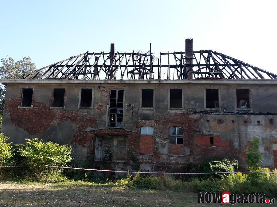 W nocy spłonął pałac w Golędzinowie.
