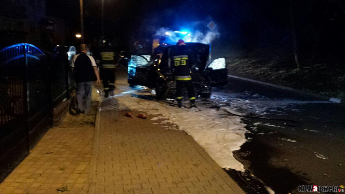 Spłonął samochód zaparkowany przy ul. Polnej w Trzebnicy