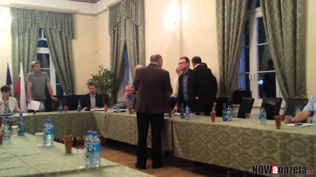 Kto tak naprawdę kieruje powiatem? Jeden z mieszkańców nagrał film zaraz po zakończeniu ostatnich obrad...