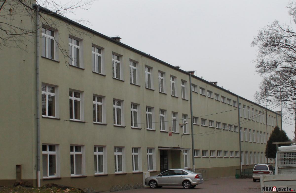 Rozpruli gotową halę, żeby wstawić windę