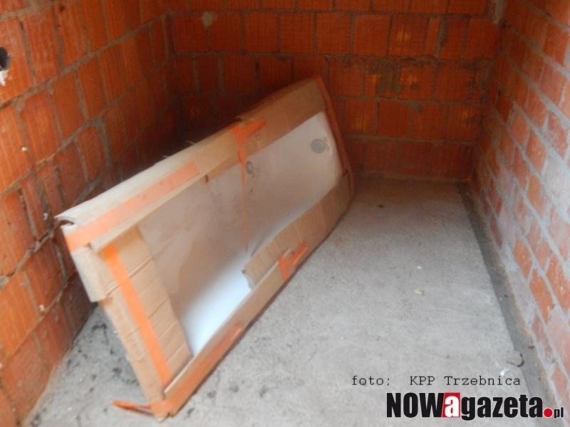 Złodziej ukrył się pod wanną