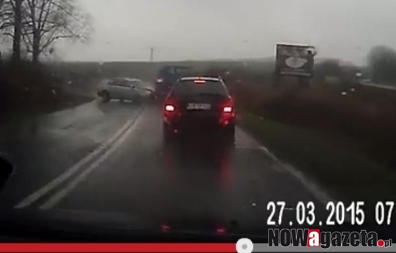 Wpadła w poślizg i uderzyła w trzy auta