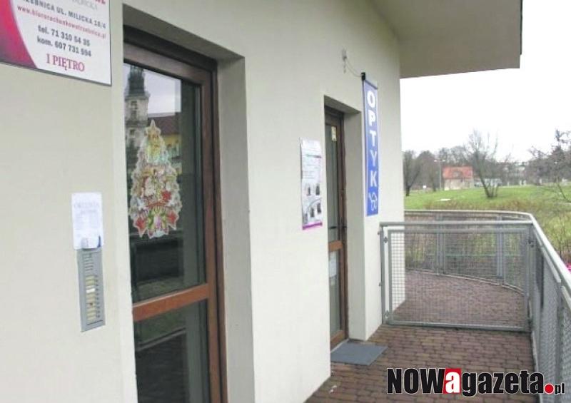 Niezabezpieczone akta pacjentów w poczekalni