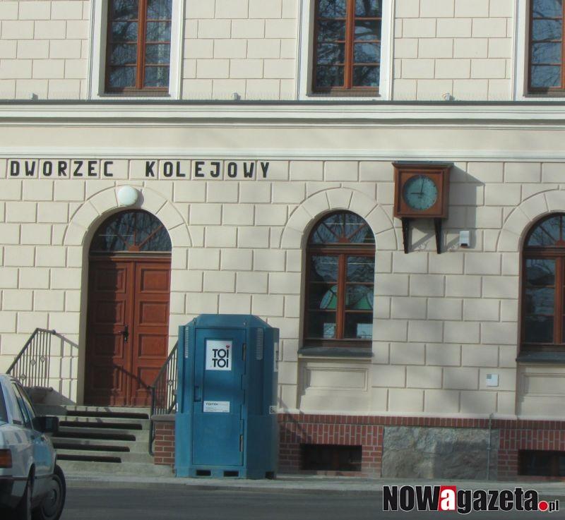 Dworcowy zegar frontem do pasażerów
