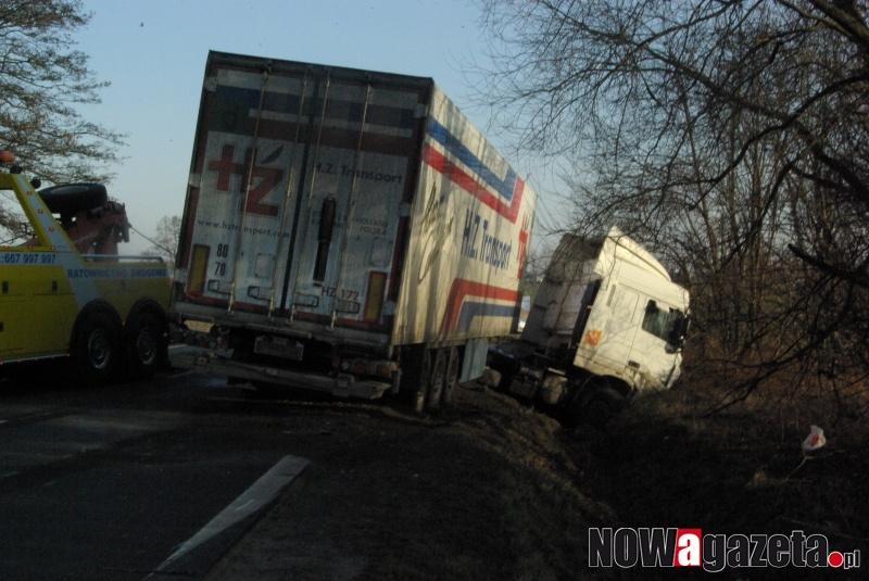 Wjechał prosto pod koła ciężarówki