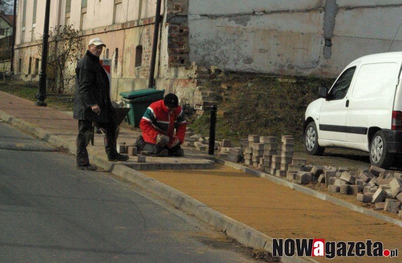 Zapadł się nowy chodnik