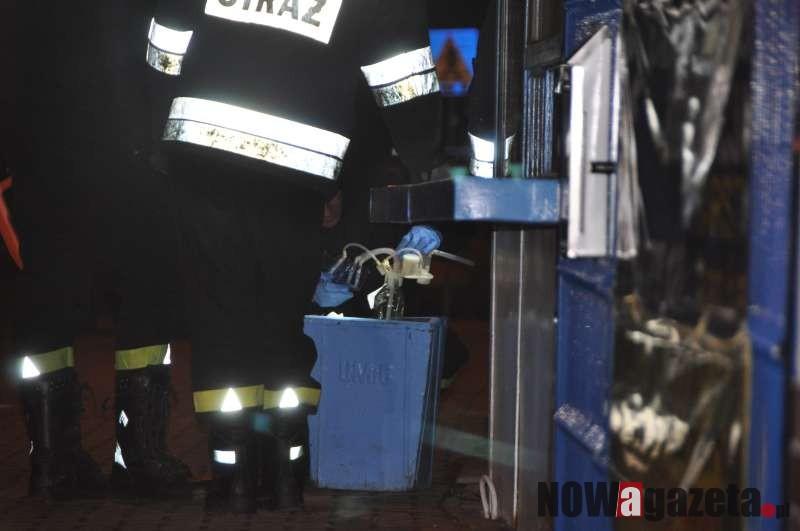 Nocna akcja strażaków. Tajemnicza butelka z cieczą, w koszu pod Lotto...