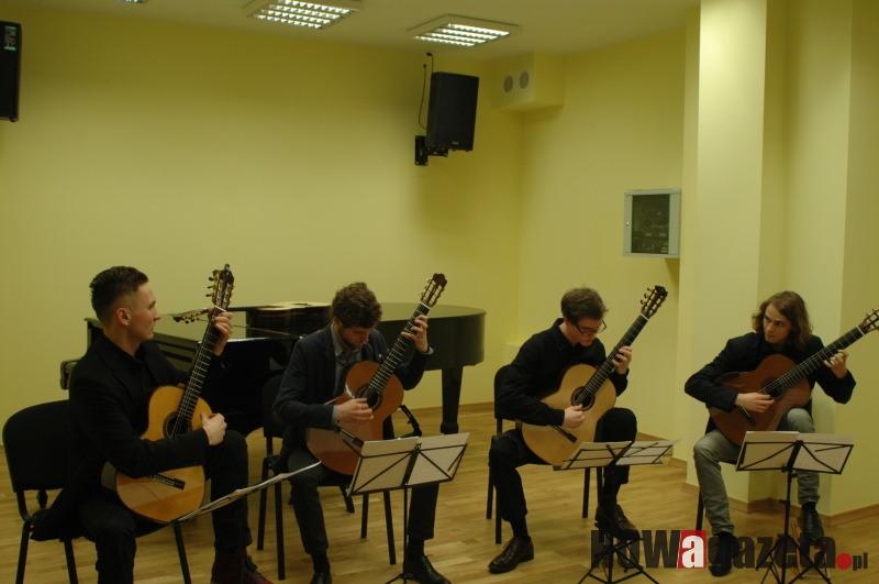 Gitarowy koncert w szkole muzycznej