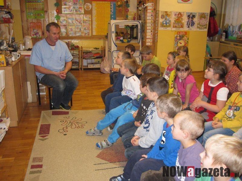 Pan weterynarz z wizytą u przedszkolaków