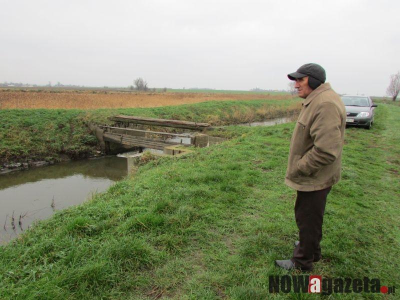 Czy przez nielegalną tamę zalewane są pola?