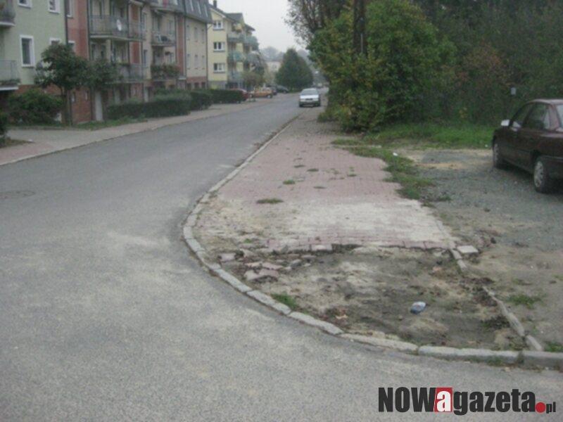 Kto naprawi chodnik?