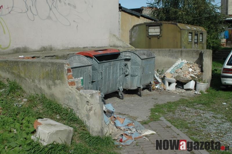 Kontenery pełne, bo podrzucają śmieci