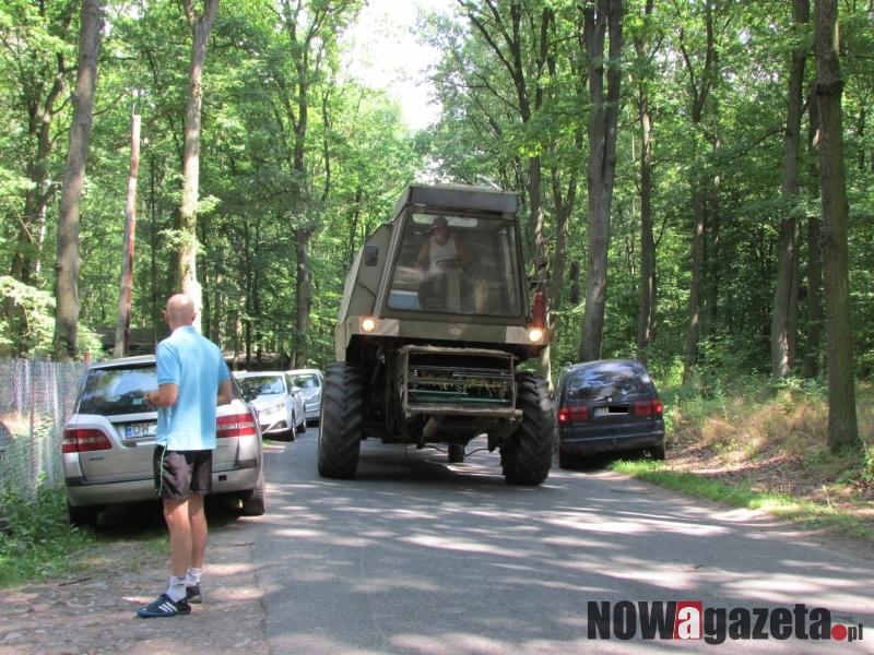 Samochody blokują przejazd drogą