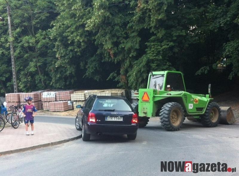 Parking dla koparki na środku ulicy
