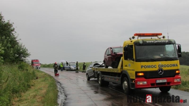 Groźny wypadek na mokrej drodze