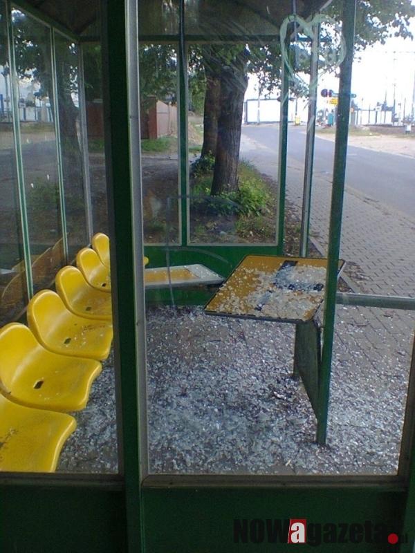 Wandale zniszczyli wiatę przystanku
