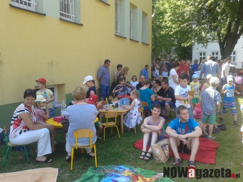 Dzieci wraz z rodzinami bawiły się na pikniku