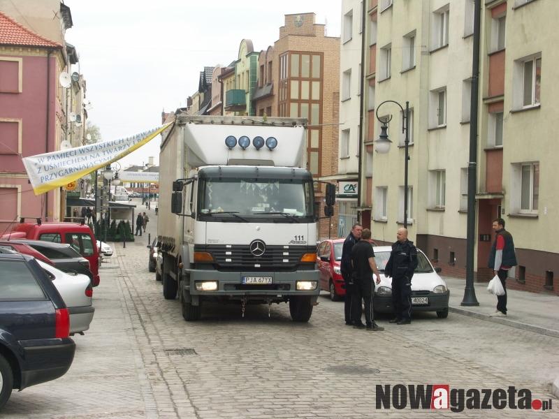 Samochód zahaczył o baner