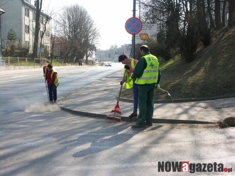Pracownicy sprzątają miasto